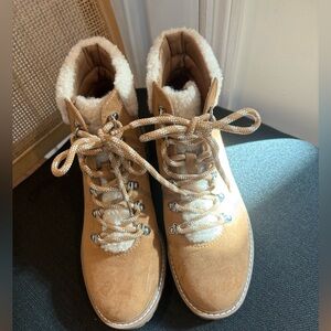 Universal Thread Tan Winter Boots with White Lining